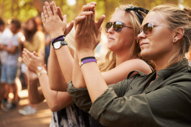 Prozessoptimierung und Accessoire: Armbänder und Halsbänder als Must-haves für Festivals